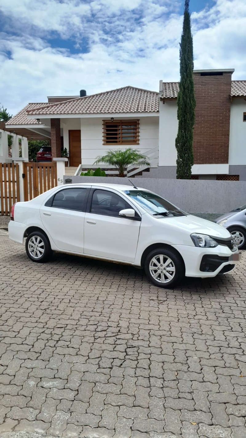 etios 1.5 x plus sedan 16v flex 4p automatico 2020 estrela