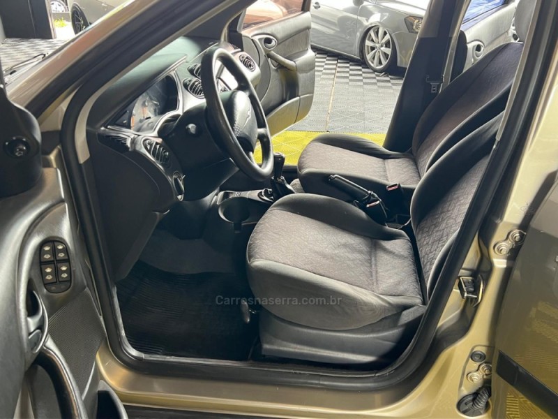 FOCUS 1.8 16V GASOLINA 4P MANUAL - 2003 - CAXIAS DO SUL