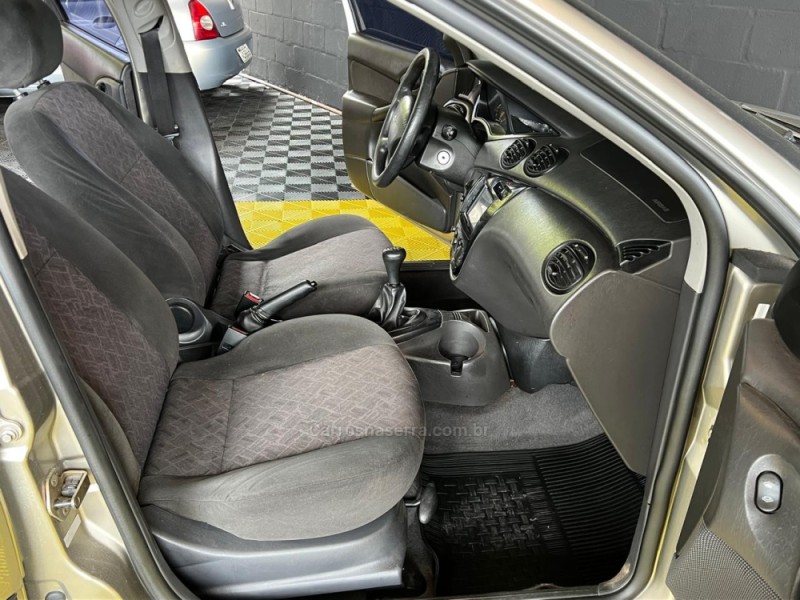 FOCUS 1.8 16V GASOLINA 4P MANUAL - 2003 - CAXIAS DO SUL