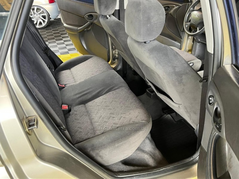 FOCUS 1.8 16V GASOLINA 4P MANUAL - 2003 - CAXIAS DO SUL