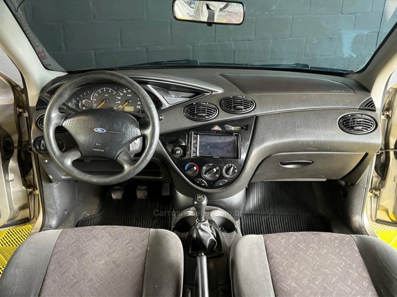 FOCUS 1.8 16V GASOLINA 4P MANUAL - 2003 - CAXIAS DO SUL