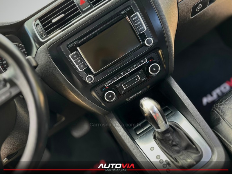 JETTA 2.0 TSI HIGHLINE 200CV GASOLINA 4P TIPTRONIC - 2011 - SAPIRANGA