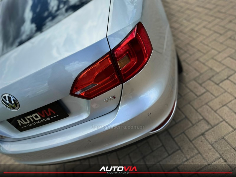 JETTA 2.0 TSI HIGHLINE 200CV GASOLINA 4P TIPTRONIC - 2011 - SAPIRANGA