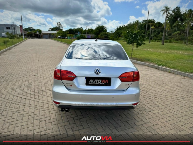 JETTA 2.0 TSI HIGHLINE 200CV GASOLINA 4P TIPTRONIC - 2011 - SAPIRANGA