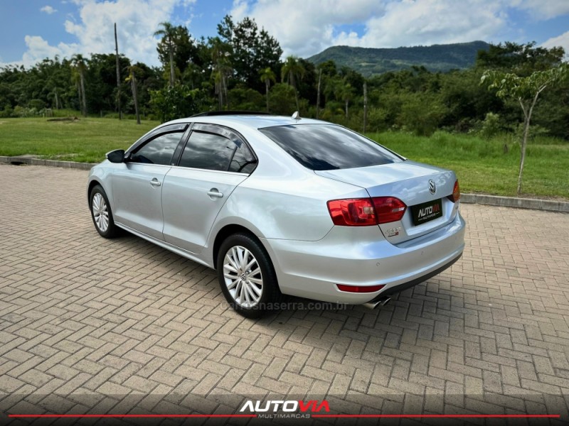 JETTA 2.0 TSI HIGHLINE 200CV GASOLINA 4P TIPTRONIC - 2011 - SAPIRANGA