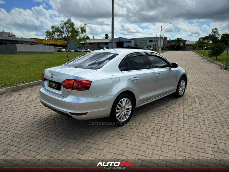 JETTA 2.0 TSI HIGHLINE 200CV GASOLINA 4P TIPTRONIC - 2011 - SAPIRANGA