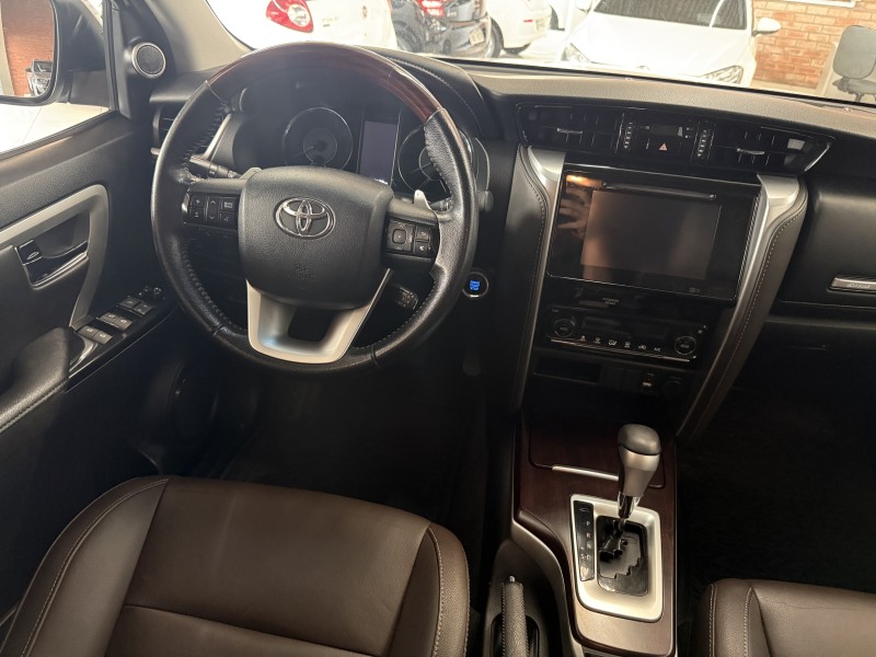 HILUX SW4 2.7 SRV 4X2 16V FLEX 7 LUGARES 4P AUTOMÁTICO - 2018 - FARROUPILHA