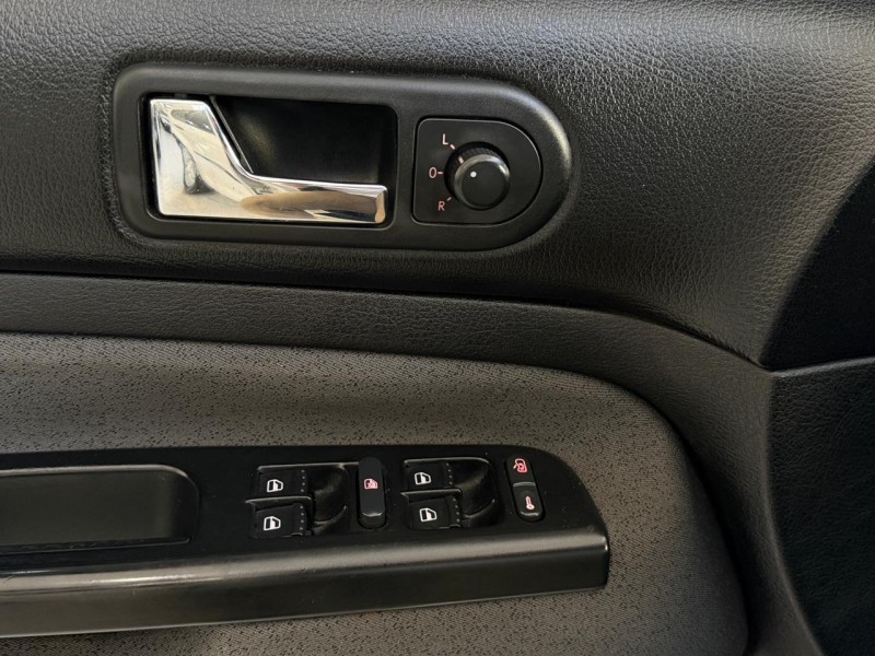 GOLF 1.6 MI 8V GASOLINA 4P MANUAL - 2004 - CAXIAS DO SUL