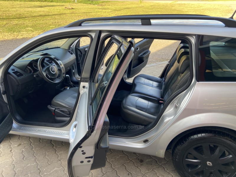 MÉGANE 1.6 DYNAMIQUE GRAND TOUR 16V FLEX 4P MANUAL - 2011 - NOVA PRATA