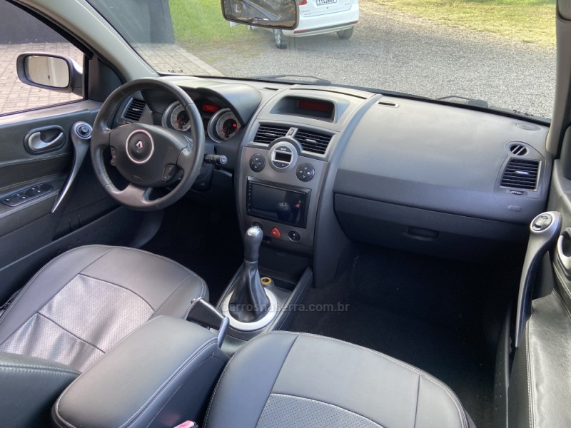 MÉGANE 1.6 DYNAMIQUE GRAND TOUR 16V FLEX 4P MANUAL - 2011 - NOVA PRATA