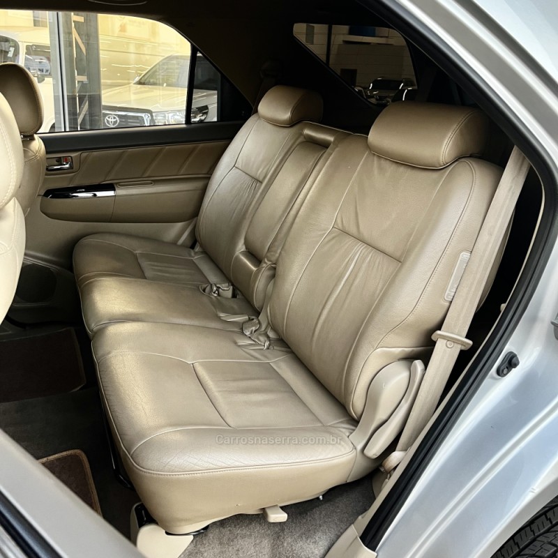 HILUX SW4 3.0 SRV 4X4 7 LUGARES 16V TURBO INTERCOOLER DIESEL 4P AUTOMÁTICO - 2012 - VACARIA