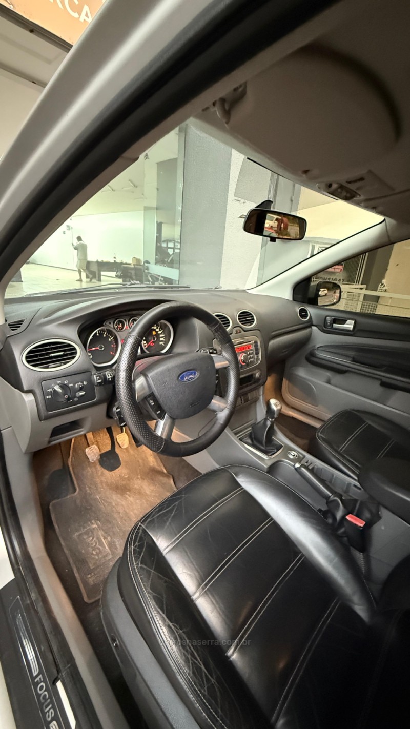 FOCUS 2.0 GHIA 16V GASOLINA 4P MANUAL - 2010 - CAXIAS DO SUL