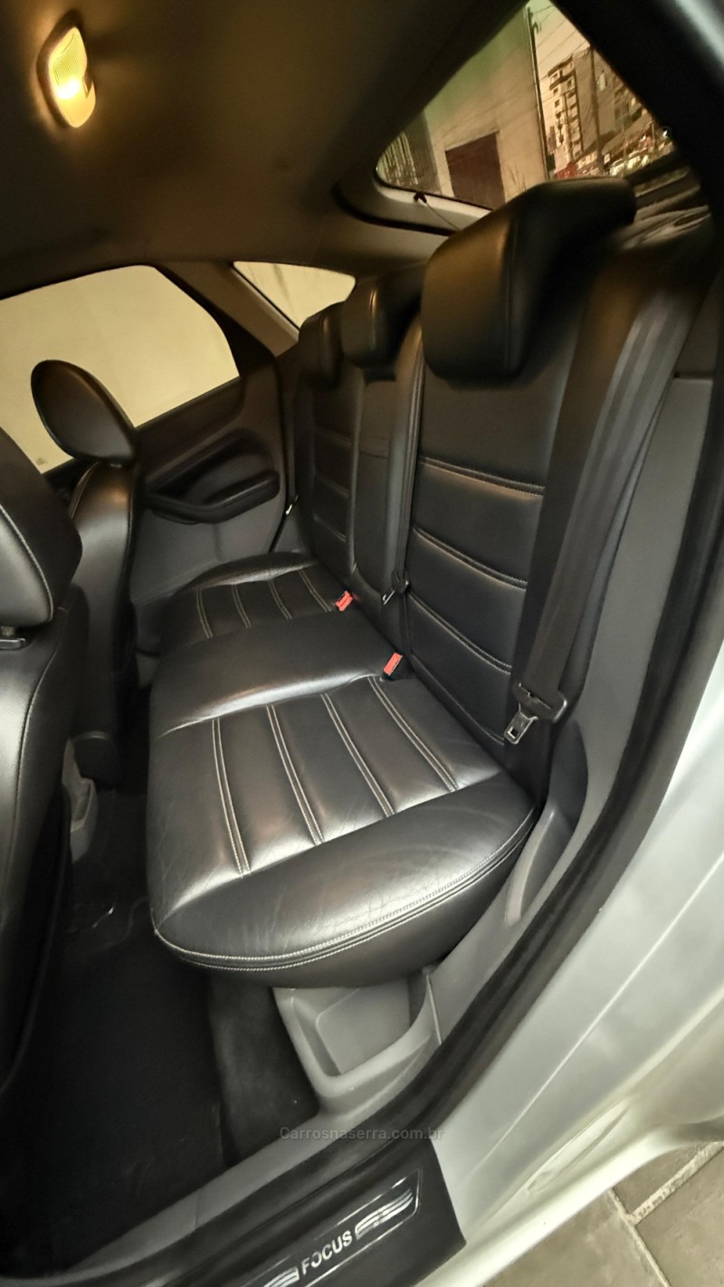 FOCUS 2.0 GHIA 16V GASOLINA 4P MANUAL - 2010 - CAXIAS DO SUL