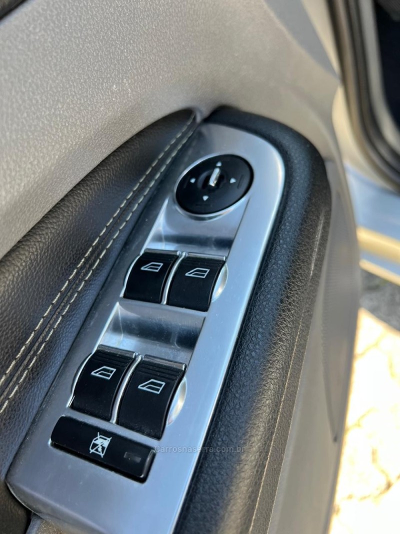 FOCUS 2.0 GHIA 16V GASOLINA 4P MANUAL - 2011 - CAXIAS DO SUL