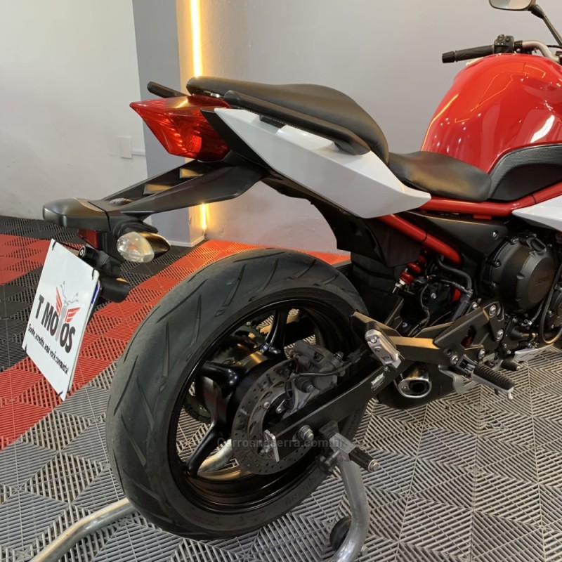 XJ6 F ABS - 2016 - PORTãO