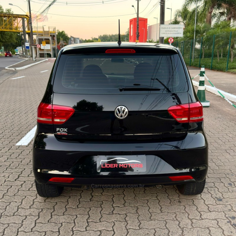 FOX 1.0 MI TRENDLINE 8V FLEX 4P MANUAL - 2015 - ESTâNCIA VELHA