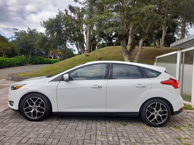 FOCUS 2.0 TITANIUM PLUS HATCH 16V FLEX 4P AUTO - 2017 - FARROUPILHA