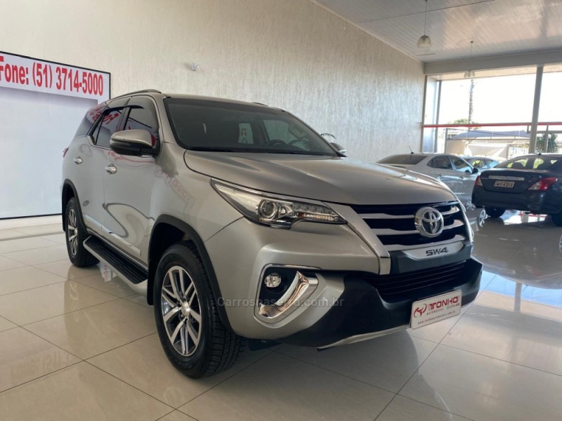 HILUX SW4 2.8 SRX 4X4 7 LUGARES 16V TURBO INTERCOOLER DIESEL 4P AUTOMÁTICO - 2019 - LAJEADO