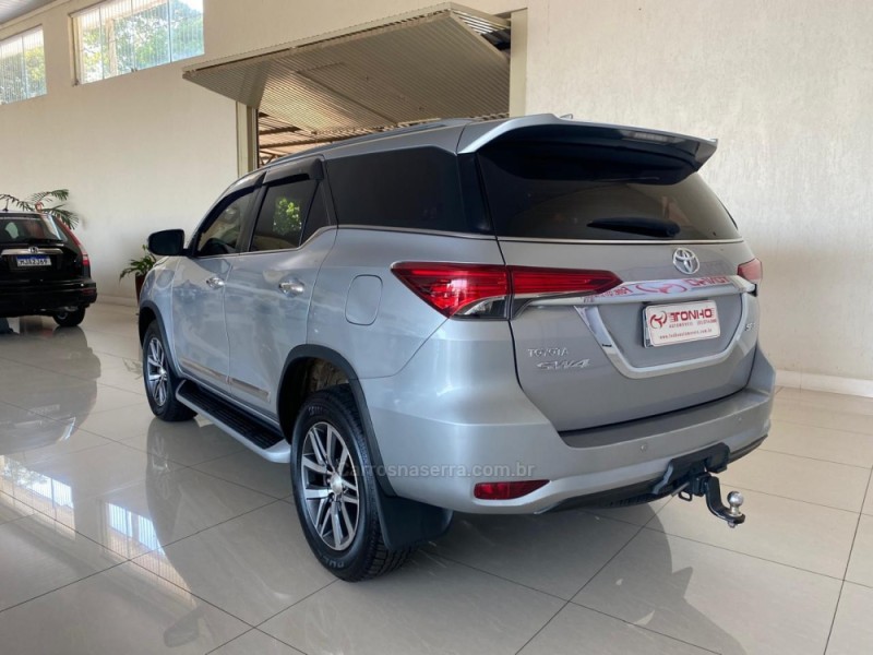 HILUX SW4 2.8 SRX 4X4 7 LUGARES 16V TURBO INTERCOOLER DIESEL 4P AUTOMÁTICO - 2019 - LAJEADO