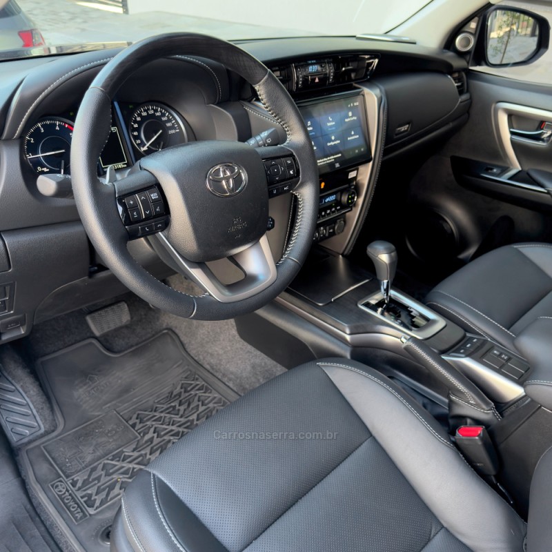 HILUX SW4 2.8 4X4 SRX PLATINUM TURBO DIESEL 4P AUTOMÁTICO - 2025 - FLORES DA CUNHA