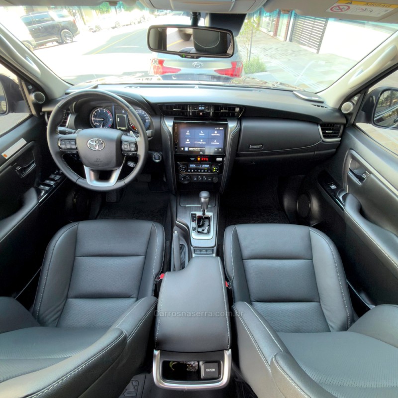 HILUX SW4 2.8 4X4 SRX PLATINUM TURBO DIESEL 4P AUTOMÁTICO - 2025 - FLORES DA CUNHA