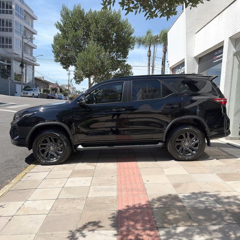 HILUX SW4 2.8 4X4 SRX PLATINUM TURBO DIESEL 4P AUTOMÁTICO - 2025 - FLORES DA CUNHA