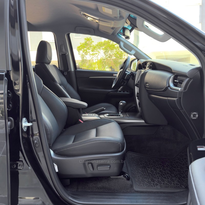 HILUX SW4 2.8 4X4 SRX PLATINUM TURBO DIESEL 4P AUTOMÁTICO - 2025 - FLORES DA CUNHA