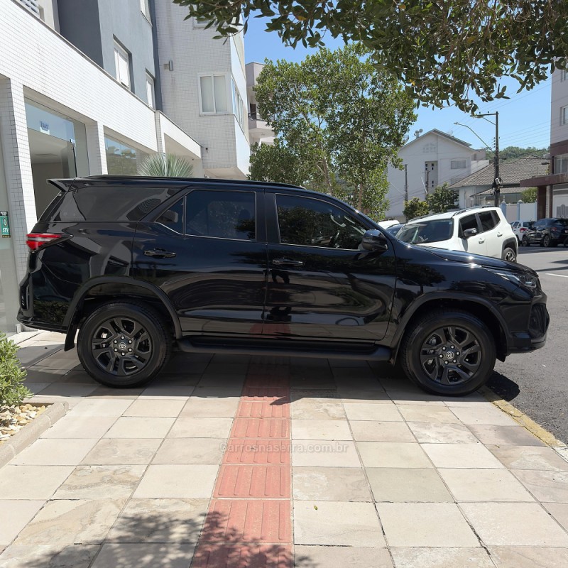 HILUX SW4 2.8 4X4 SRX PLATINUM TURBO DIESEL 4P AUTOMÁTICO - 2025 - FLORES DA CUNHA