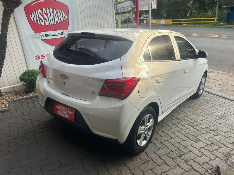 ONIX 1.0 LT PLUS 8V FLEX 4P MANUAL - 2018 - TRêS COROAS