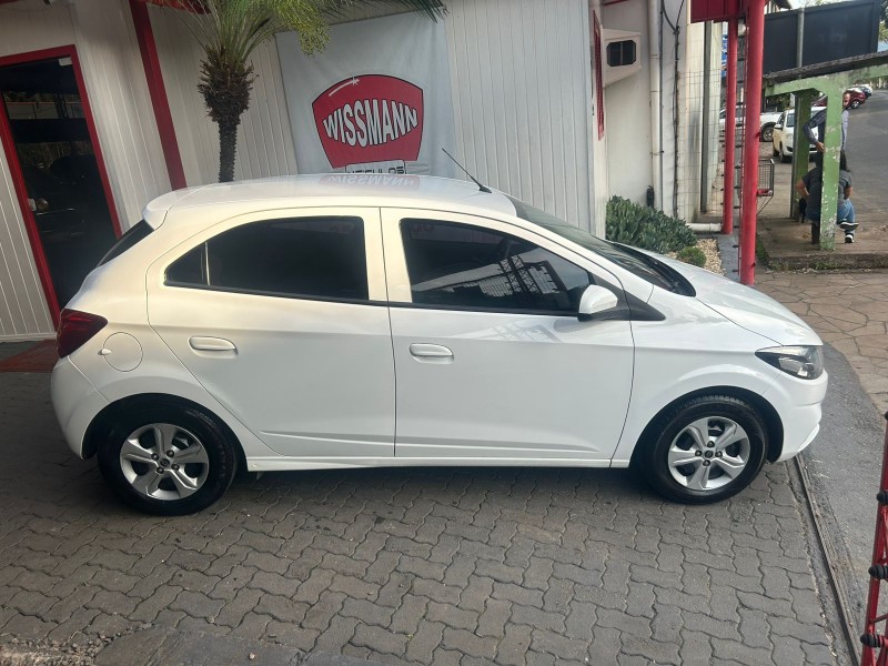ONIX 1.0 LT PLUS 8V FLEX 4P MANUAL - 2018 - TRêS COROAS