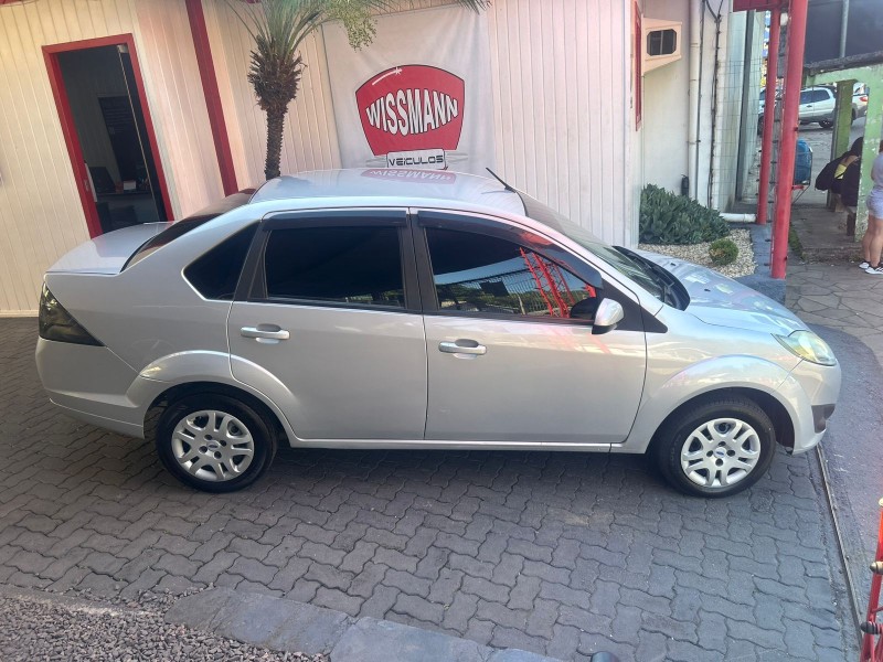 FIESTA 1.6 ROCAM SE SEDAN 8V FLEX 4P MANUAL - 2014 - TRêS COROAS