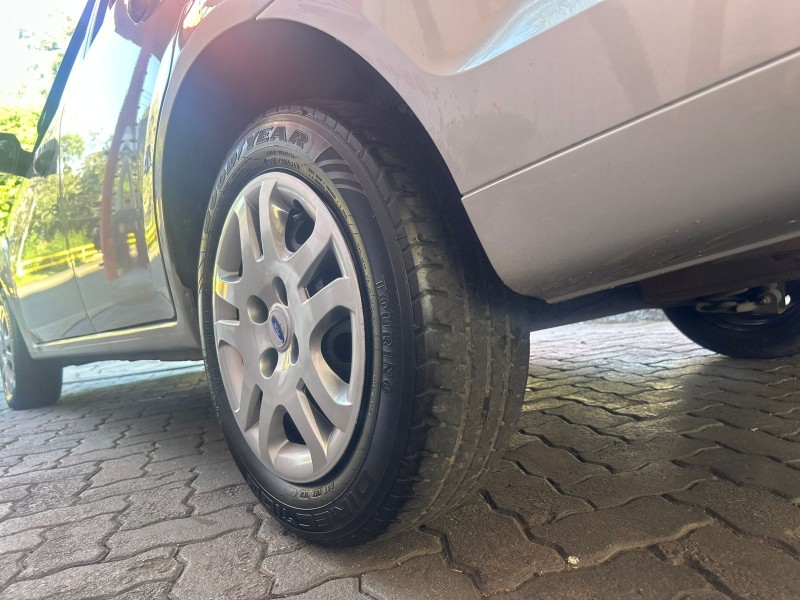 FIESTA 1.6 ROCAM SE SEDAN 8V FLEX 4P MANUAL - 2014 - TRêS COROAS