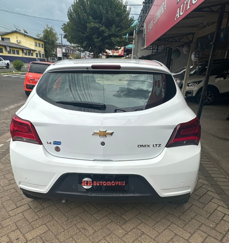 ONIX 1.4 MPFI LTZ 8V FLEX 4P MANUAL - 2017 - PAROBé