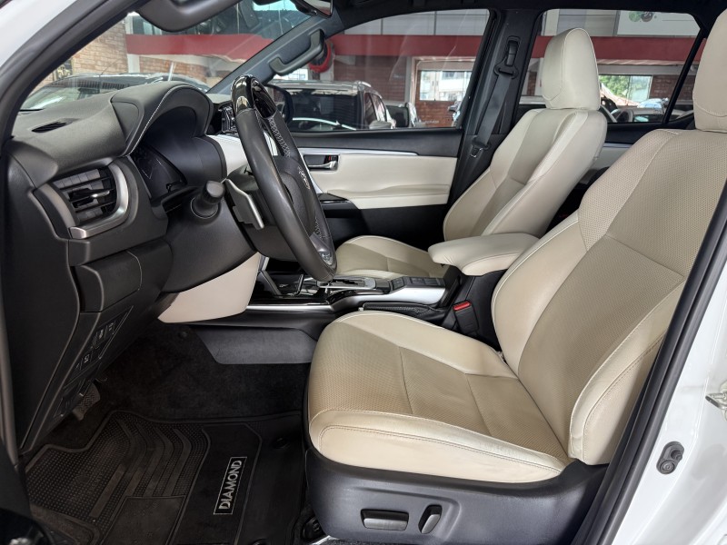 HILUX SW4 2.8 SRX 4X4 DIAMOND 16V TURBO DIESEL 4P 7 LUGARES AUTOMÁTICO - 2024 - FARROUPILHA