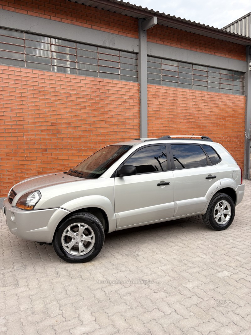 TUCSON 2.0 MPFI GL 16V 142CV 2WD GASOLINA 4P MANUAL - 2011 - CAXIAS DO SUL