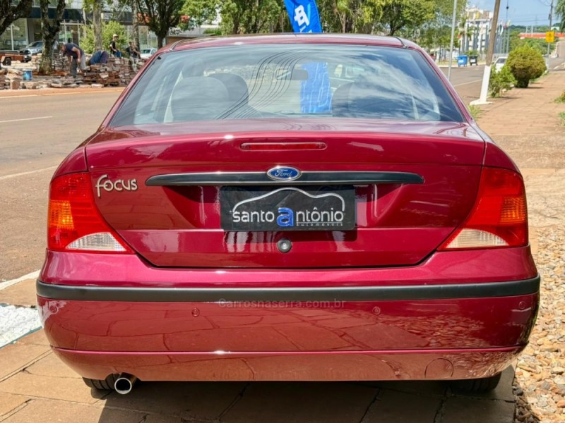 FOCUS 1.6 GL SEDAN 8V FLEX 4P MANUAL - 2005 - LAGOA VERMELHA