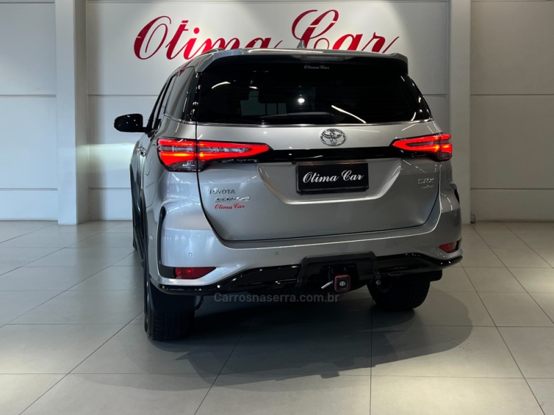 HILUX SW4 2.8 4X4 SRX PLATINUM TURBO 7 LUGARES DIESEL 4P AUTOMÁTICO - 2024 - FLORES DA CUNHA