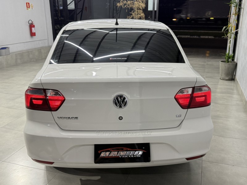 VOYAGE 1.6 MI TRENDLINE 8V FLEX 4P MANUAL - 2014 - SAPIRANGA