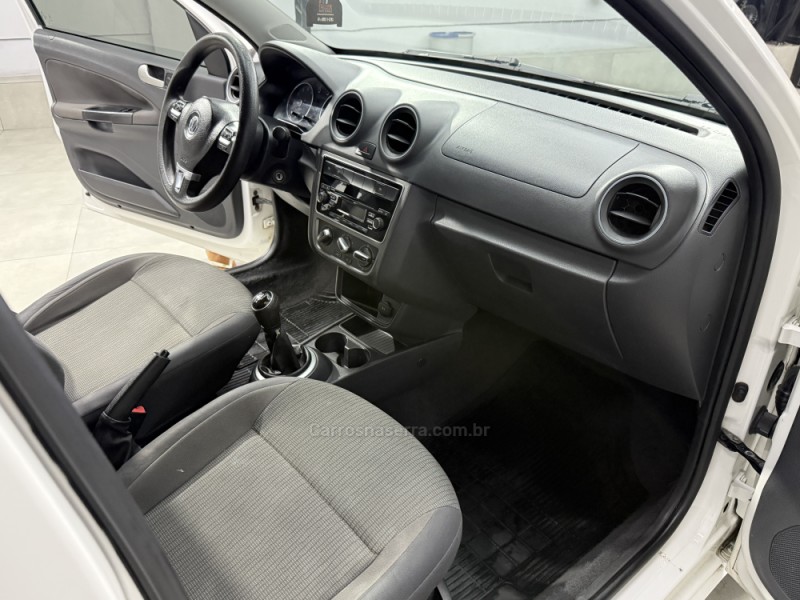 VOYAGE 1.6 MI TRENDLINE 8V FLEX 4P MANUAL - 2014 - SAPIRANGA