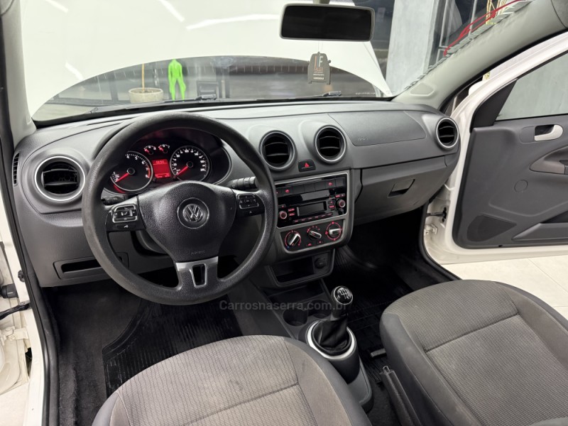 VOYAGE 1.6 MI TRENDLINE 8V FLEX 4P MANUAL - 2014 - SAPIRANGA