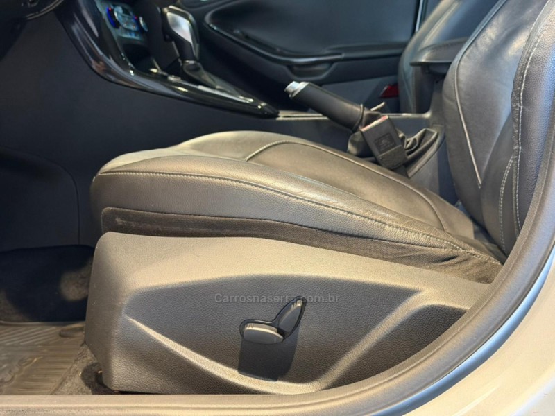 FOCUS 2.0 TITANIUM PLUS FASTBACK 16V FLEX 4P AUTOMÁTICO - 2017 - CAXIAS DO SUL