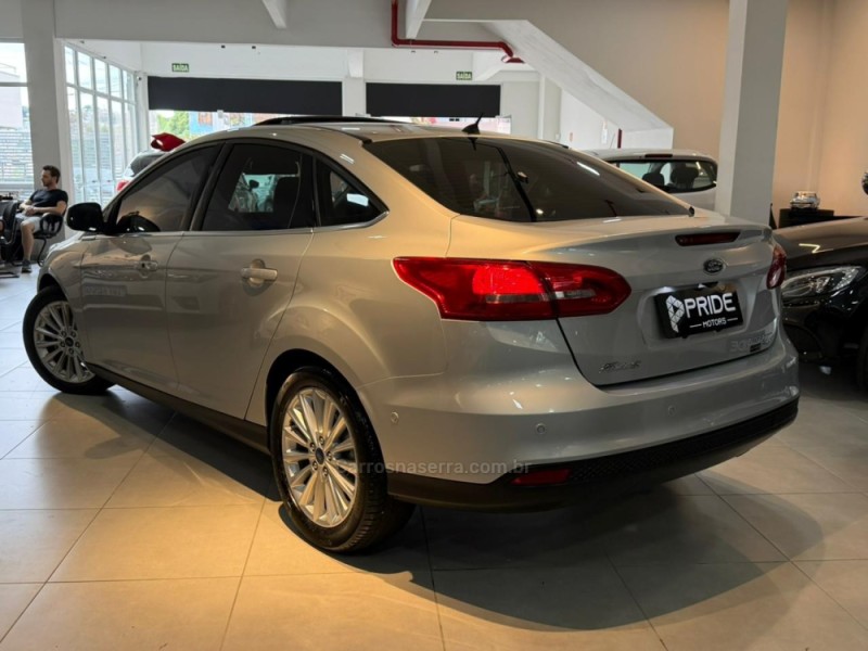FOCUS 2.0 TITANIUM PLUS FASTBACK 16V FLEX 4P AUTOMÁTICO - 2017 - CAXIAS DO SUL