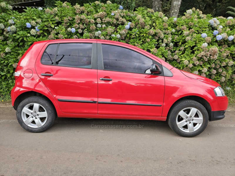 VOLKSWAGEN - FOX - 2009/2010 - Vermelha - R$ 24.800,00