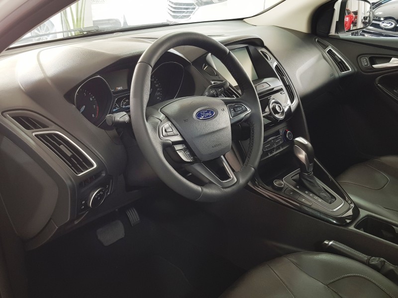 FOCUS 2.0 TITANIUM PLUS FASTBACK 16V FLEX 4P AUTOMÁTICO - 2016 - CAXIAS DO SUL