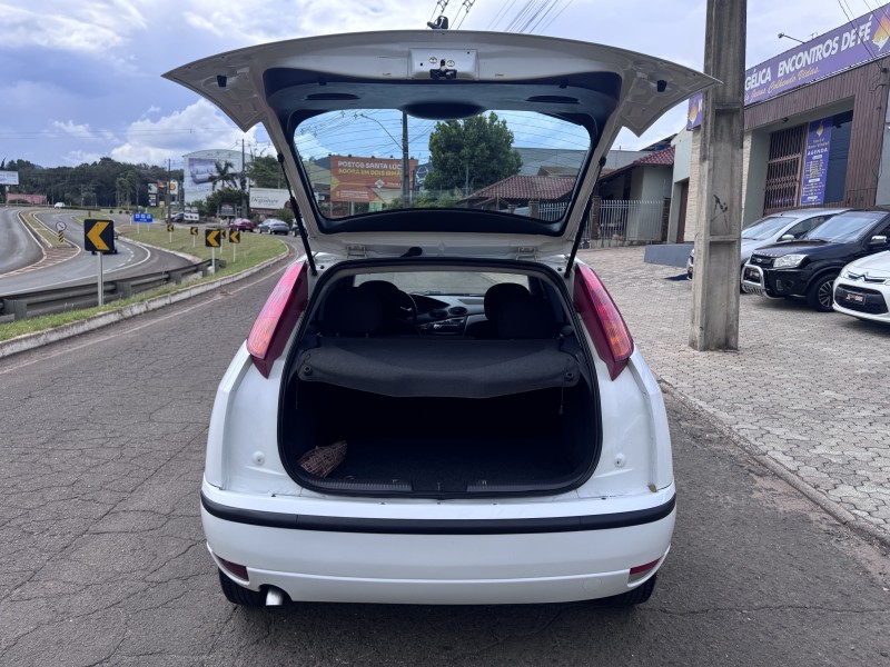 FOCUS 1.6 8V FLEX 4P MANUAL - 2009 - DOIS IRMãOS