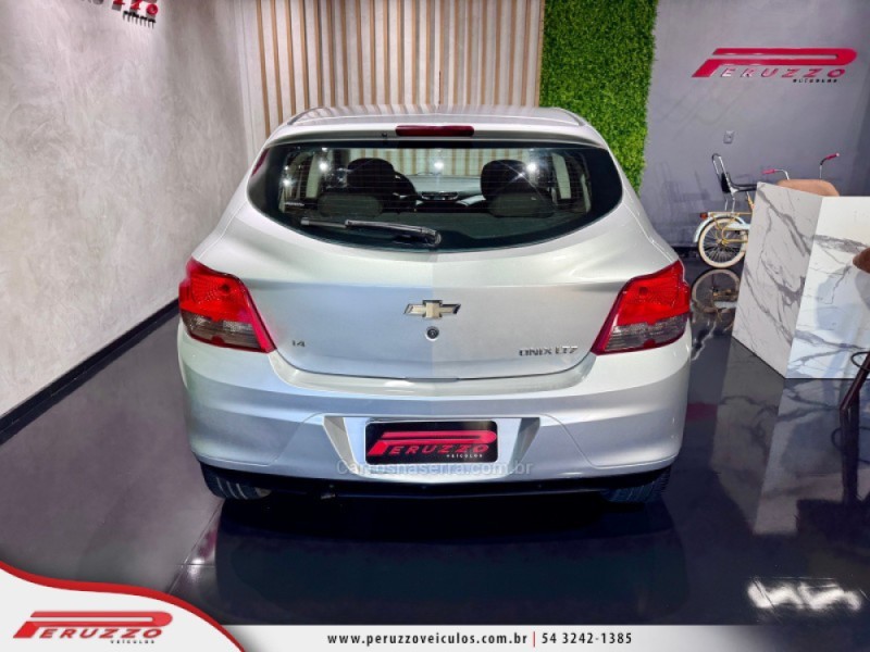 ONIX 1.4 MPFI LTZ 8V FLEX 4P MANUAL - 2015 - NOVA PRATA