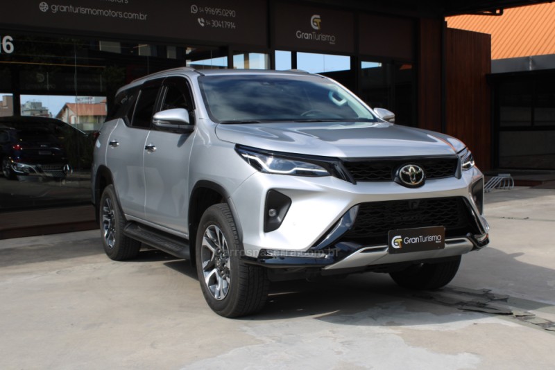 HILUX SW4 2.8 4X4 SRX PLATINUM TURBO DIESEL 4P AUTOMÁTICO - 2025 - CAXIAS DO SUL