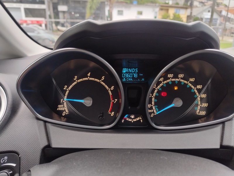 FIESTA 1.6 TITANIUM HATCH 16V FLEX 4P AUTOMÁTICO - 2015 - CAXIAS DO SUL