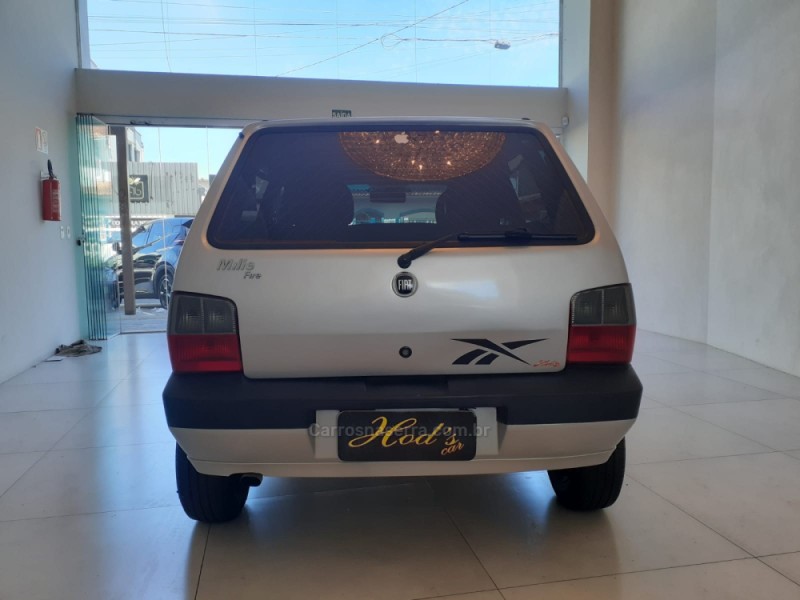 UNO  - 2008 - CANELA