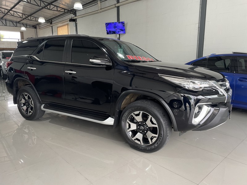 HILUX SW4 2.8 SRX 4X4 7 LUGARES 16V TURBO INTERCOOLER DIESEL 4P AUTOMÁTICO - 2017 - CAXIAS DO SUL